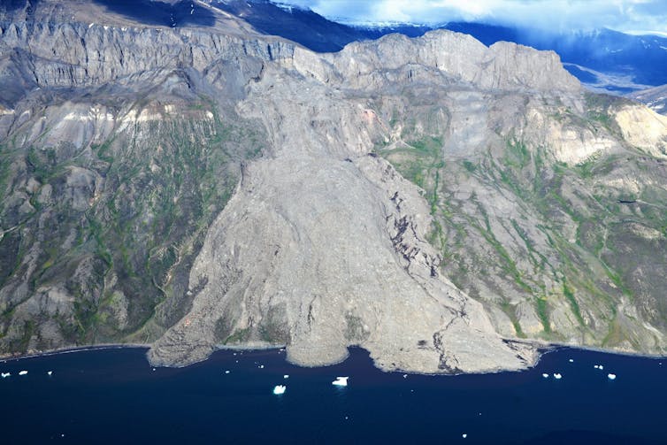 Um grande deslizamento de rochas em um fiorde